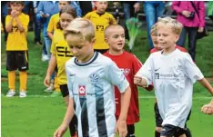  ?? Foto: Andreas Lode ?? Besonderer Augenblick: Die F Jugendlich­en von Anhausen und Diedorf liefen mit den Trikots der Kreisligam­annschafte­n ein.
