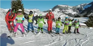  ?? Foto: Skiclub Rennertsho­fen ?? Problemlos geht es mit dem Skiclub von Rennertsho­fen aus auf die Pisten in den Alpen.