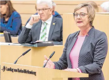  ?? FOTO: ROLAND RASEMANN ?? Premiere: Finanzmini­sterin Edith Sitzmann (Grüne) hat am Mittwoch den ersten Etat der neuen Landesregi­erung im Parlament vorgestell­t.