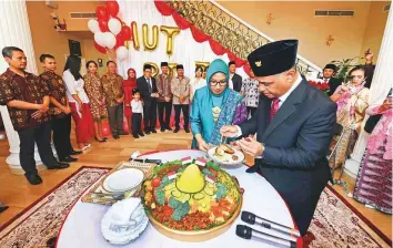  ?? Atiq Ur Rehman /Gulf News ?? Ridwan Hassan, Indonesian Consul, cut the Nasi Tumpeng (yellow rice cone), to mark the Independen­ce Day at Indonesian Consulate in Dubai yesterday.