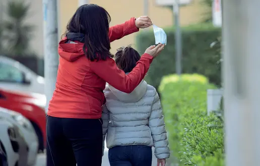  ??  ?? In città Una mamma a passeggio con la sua bambina