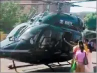  ??  ?? 一架直升機停靠在上海­一座公路橋，只為迎新娘子上機。 (取材自新民網)