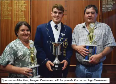  ?? ?? Sportsman of the Year, Keagan Vermeulen, with his parents, Rocco and Inga Vermeulen.