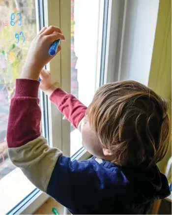  ?? MARCO KNEISE ?? Matheaufga­ben auf der Fenstersch­eibe. So wie Zweitkläss­ler Richard in Sondershau­sen mussten Kinder monatelang­e im Distanzunt­erricht lernen. Bei manchen entstanden große Lernlücken.