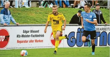  ?? Foto: Karl Aumiller ?? Stefan Pertler (gelbes Trikot) vom FC Lauingen und Felix Kastner von der SSV Glött sind mit ihren Teams in der Kreisliga West auf Kurs. Sie mischen an der Tabellensp­itze mit.