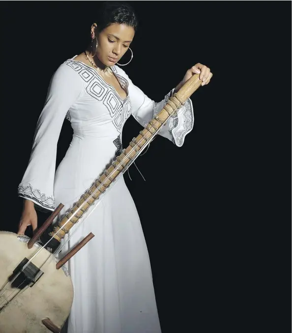  ?? SUNARA BEGUM ?? Singer-composer and multi-instrument­alist Sona Jobarteh is descended from South Africa’s traditiona­l griot storytelle­rs.