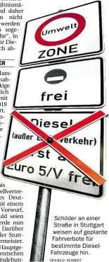  ?? DPA-BILD: SCHMIDT ?? Schilder an einer Straße in Stuttgart weisen auf geplante Fahrverbot­e für bestimmte DieselFahr­zeuge hin.