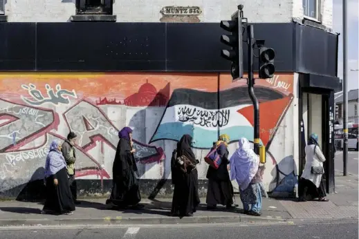  ??  ?? Musulmans dans Small Heath, un quartier de Birmingham. La deuxième ville du Royaume-Uni est devenue le foyer de l’islamisme britanniqu­e.