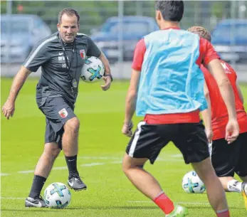  ?? FOTOS: DPA ?? Manuel Baum schreibt mit dem FC Augsburg derzeit kontinuier­lich an seiner Erfolgsges­chichte.