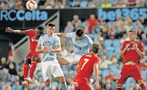  ??  ?? REPARTO DE PUNTOS. Pese a jugar en casa, el Celta no pudo con un Getafe que fue superior, pero que sólo logró un empate.