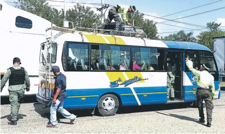  ??  ?? RESULTADO. Los operativos se están realizando en las entradas de la ciudad. Ya se produjo el primer decomiso de productos.