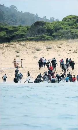  ?? JON NAZCA / REUTERS ?? Migrantes en una playa de Tarifa tras cruzar el Estrecho