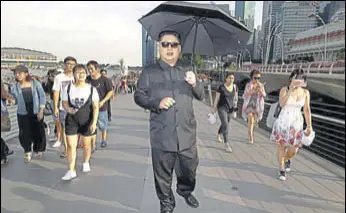  ?? REUTERS ?? Howard, an Australian­chinese impersonat­ing North Korean leader Kim Jong Un, strolls down Jubilee Bridge in Singapore, the proposed venue for Kim’s summit with US President Trump, on Sunday.