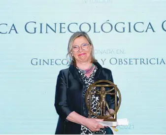  ??  ?? Carmen Gutiérrez Cecchini recoge el premio a la Clínica Ginecológi­ca