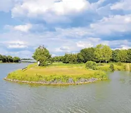  ?? BILD: WOLFGANG STELLJES ?? Die „Steinbecke­r Runde“beginnt an der „Marina Recke“am Mittelland­kanal.