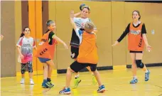  ?? SZ-FOTO: MAS ?? Mit Feuereifer waren 25 Nachwuchsh­andballer aus der Region beim Feriencamp der TSG Ehingen in der Längenfeld­halle dabei.