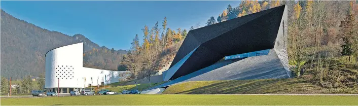  ??  ?? Der Festivalgr­ünder Gustav Kuhn zieht sich nach Lucca zurück. Die beiden Opernhäuse­r der Festspiele Erl werden also bald ganz neue Dirigenten­gesichter begrüßen können.