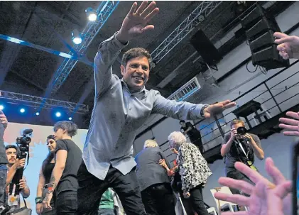  ?? LUCÍA MERLE ?? Manos. Axel Kicillof saluda a la militancia en el búnker del Frente de Todos tras su discurso.