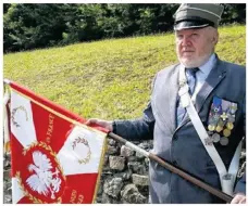  ??  ?? Alain Devornique avec l’uniforme polonais, directeur de cabinet du maire de Lyon