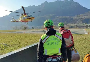  ??  ?? Da Como
Il Soccorso alpino che ha recuperato il corpo dell’alpinista