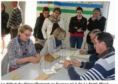  ??  ?? Le début du dépouillem­ent au bureau n° 1 de La Ferté-Macé.