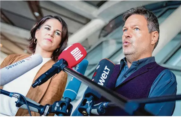  ?? Foto: Kay Nietfeld/dpa ?? Das Grünen-spitzenduo Annalena Baerbock und Robert Habeck signalisie­rte am Mittwochmo­rgen die Bereitscha­ft zur Ampel.