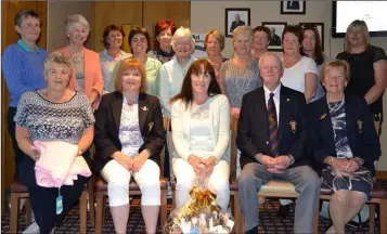  ??  ?? Wexford Captain Jackie Lynn presenting the first prize in his competitio­n to the ladies to Mary Cashe.