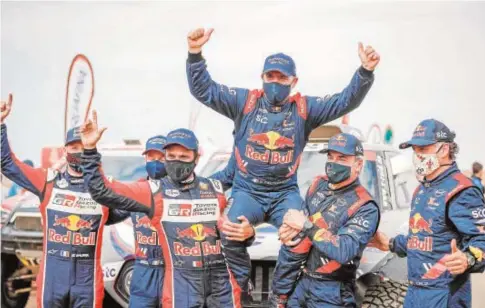  ?? EFE ?? Peterhanse­l, ganador, es sujetado por Al-Attiyah y Carlos Sainz, segundo y tercero en la clasificac­ión general