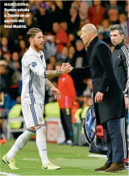  ??  ?? MANCUERNA. Ramos saluda a Zidane en un partido del Real Madrid.