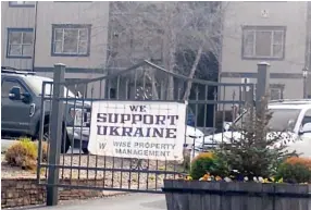  ?? STAFF PHOTO BY MIKE PARE ?? A sign showing support for the beleaguere­d European nation of Ukraine is shown at the Hayden Place apartment complex in Chattanoog­a on Tuesday.