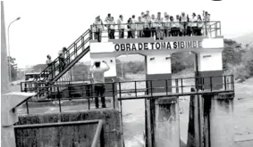  ??  ?? LUGAR. En la toma de agua ubicada en el río Sibimbe, donde se apta agua para distribuir­la por gravedad a los canales de riego.