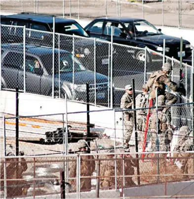  ?? HURTADO ?? Militares de EU realizaron en la frontera entre San Ysidro y Tijuana los primeros ejercicios de contención; en Ciudad Juárez, un simulacro paralizó el puente Santa Fe/RAMÓN