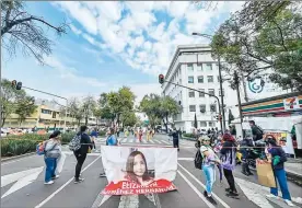  ?? Foto Alfredo Domínguez ?? Familiares de Elizabeth criticaron la suposición de que huyó de su casa, por lo que siguieron con el bloqueo en la FGJ.