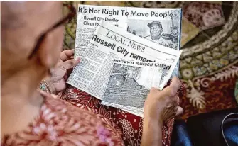  ?? Scott Strazzante/The Chronicle ?? Winny Knowles looks at newspaper clippings while reminiscin­g about bygone Russell City.