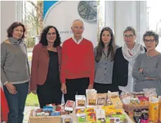  ?? FOTO: TERESA BLEYMEIER ?? Helfer der Eine-Welt-Läden aus Wasserburg und Lindenberg haben sich im Landratsam­t über ihre Arbeit ausgetausc­ht.