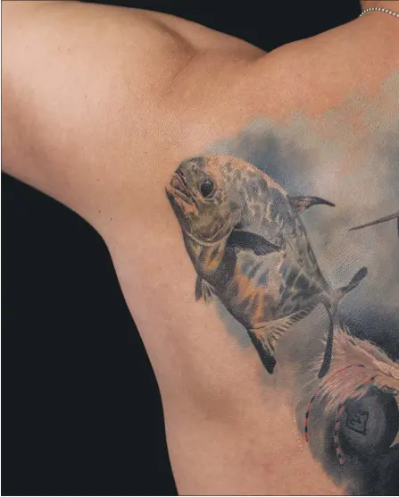 ??  ?? DRØMMEFANG­STEN PÅ RYGGEN: Asgeir Alvestad har latt en av verdens beste tatovører, Jari Kajaste få utfolde segpå ryggen.