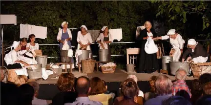  ?? (PhotoR.P.) ?? Sous le noyer, Les lavandière­s du Théâtre du sud varois ont été acclamées par un public des grands soirs.