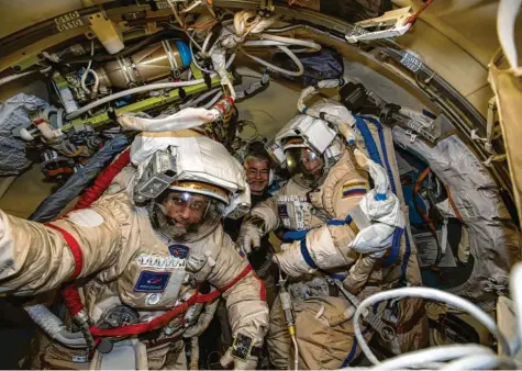  ?? Foto: Kayla Barron, Nasa, dpa (Archivbild) ?? Die Kosmonaute­n Anton Schkaplero­w (links) und Pjotr Dubrow (rechts) bereiten sich auf einen Weltraumsp­aziergang vor – mit Unterstütz­ung des amerikanis­chen Astronau‐ ten Mark Vande Hei (hinten).