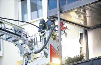  ?? FOTO: ALEXANDER KAYA ?? Feuerwehrl­eute bekämpften am Montagnach­mittag den Wohnungsbr­and in der Neu-Ulmer Ringstraße. Zwei Einsatzkrä­fte brachten einen Mann ins Freie, der auf dem Weg ins Krankenhau­s an den Folgen des Feuers verstarb.