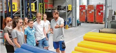  ?? Foto: mad ?? Roland Portune ist bei den Stadtwerke­n Neuburg Leiter für Einkauf und Lager. Den Schülern erklärt er gerade die Lagerhaltu­ng des städtische­n Betriebes.