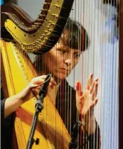  ??  ?? Erstmals baute eine Harfenisti­n, die Berlinerin Kathrin Pechlof, ihr Instrument im Birdland auf.