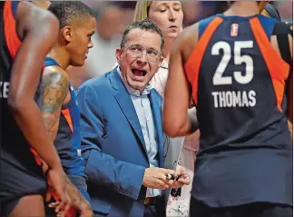  ?? SEAN D. ELLIOT/THE DAY ?? Connecticu­t Sun coach Curt Miller huddles his team for a timeout late in the game with the New York Liberty on Wednesday at Mohegan Sun Arena.