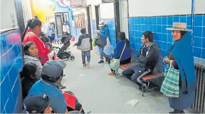  ?? EL TRIBUNO ?? Vecinos. Pacientes que residen en Bolivia esperan ser atendidos en un hospital de Salta.