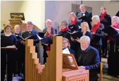  ?? Foto: Kircher ?? Vom Publikum gefeiert: Das Vocal Ensemble Hochwang unter Verena Schwarz bei seinem Konzert in der Günzburger Auferstehu­ngskirche.