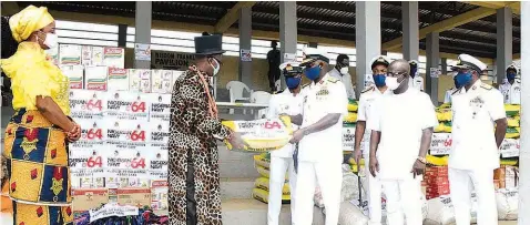  ??  ?? Flag Officer Commanding, Central Naval Command, Rear Admiral Saidu Garba ( third right) presents COVID- 19 palliative­s to representa­tive of Agudama- Epie Traditiona­l Council, Chief America Wilson ( second left) as part of the activities to mark Nigerian Navy’s 64th anniversar­y in Yenagoa… at the weekend.
