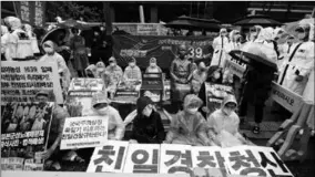  ??  ?? In Seoul wordt al jarenlang elke week betoogd om aandacht te vragen voor de seksslaven uit de Tweede Wereldoorl­og. (Foto: NOS)