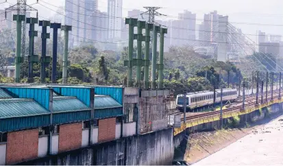  ??  ?? La ampliación de la estación Poblado toma forma con la instalació­n de los pilares que sostendrá la estructura de acceso en el costado sur de la plataforma existente.