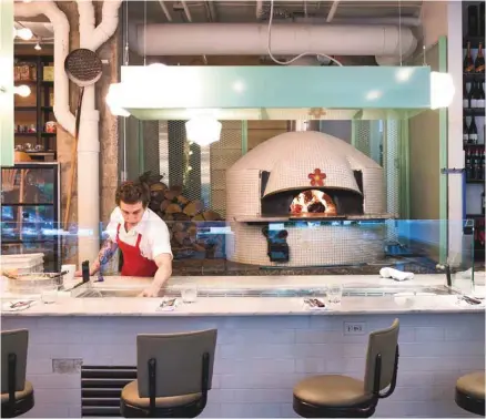  ?? ANNIK MH DE CARUFEL LE DEVOIR ?? Depuis l’arrivée du resto Bottega en 2006, des pizzerias nouvelle tendance se sont employées l’une après l’autre à pétrir leur pâte, à fabriquer leurs sauces et à trancher leur soppressat­a.