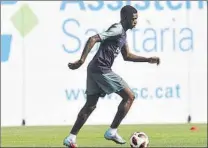  ?? FOTOS: FC BARCELONA ?? Ousmane, por sorpresa El extremo francés se presentó de forma inesperada en la Ciutat Esportiva del FC Barcelona