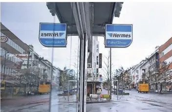  ??  ?? Ein Hermes Paketshop in einem Kiosk an der Hindenburg­straße, rechts im Bild ein Lieferfahr­zeug des größten Zustellers DHL.